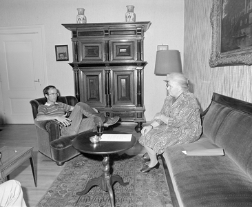 885021 Afbeelding van de ontvangst van een Canadese roeier die aangemeerd is aan de werf langs de Oudegracht bij de ...